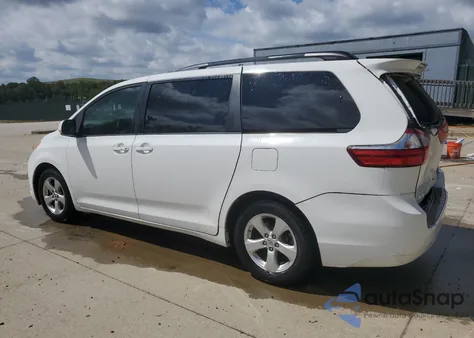 2015 Toyota Sienna Le z USA, uszkodzony, nr VIN 5TDKK3DC0FS657704